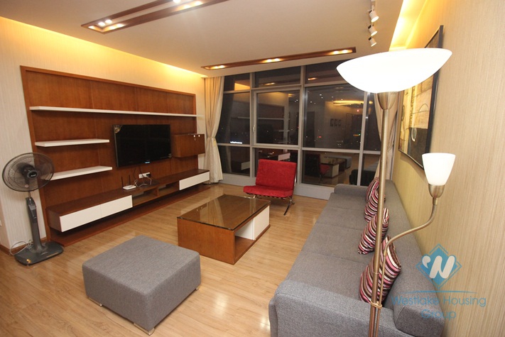Nice three bedrooms apartment for rent in Tran Duy Hung street, Cau Giay district, Ha Noi